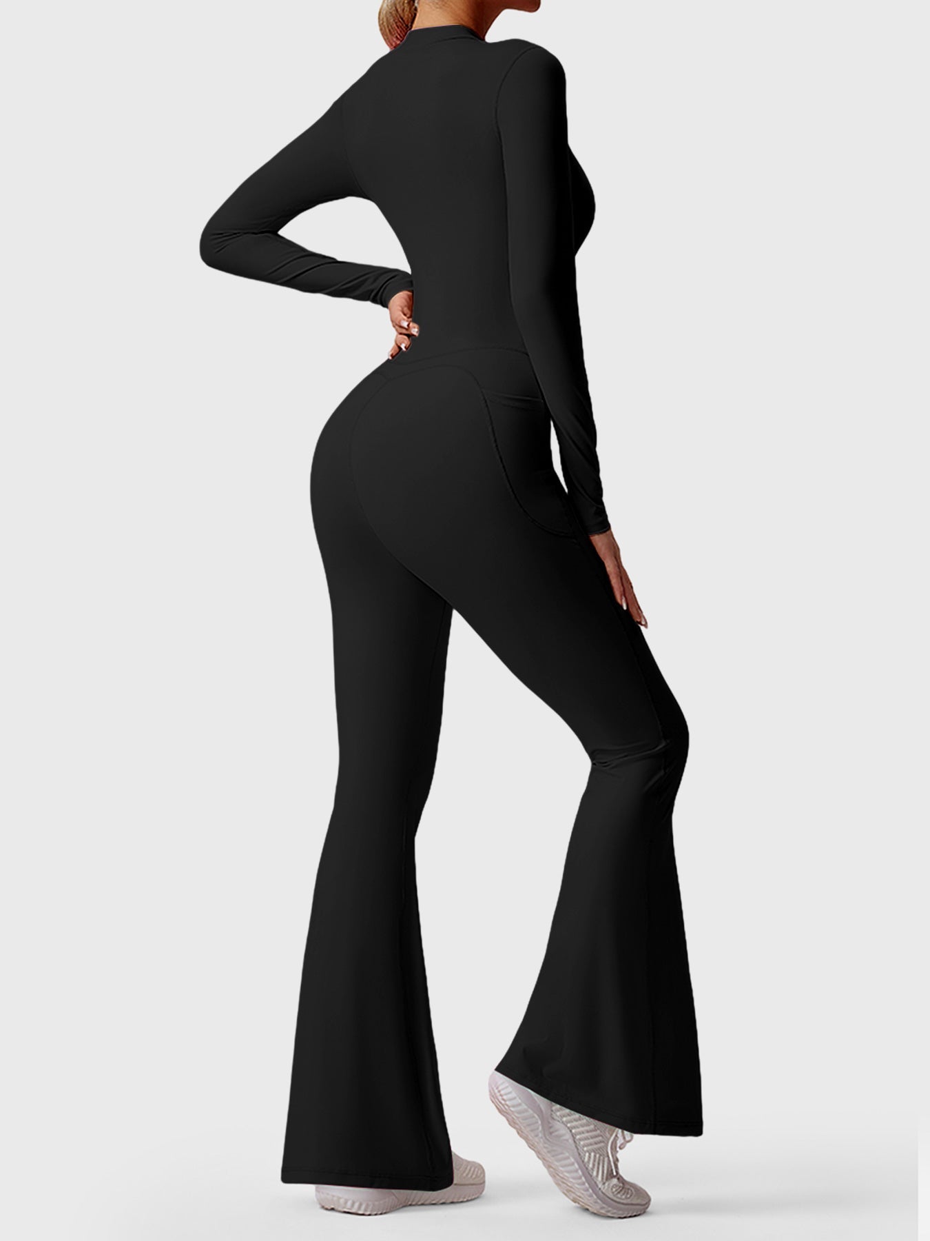 Utsvängd jumpsuit med lång ärm och dragkedja