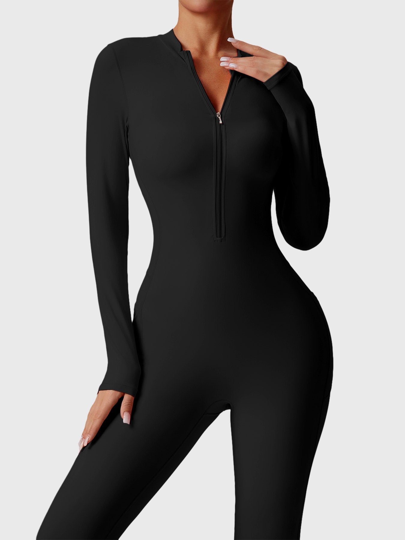 Utsvängd jumpsuit med lång ärm och dragkedja