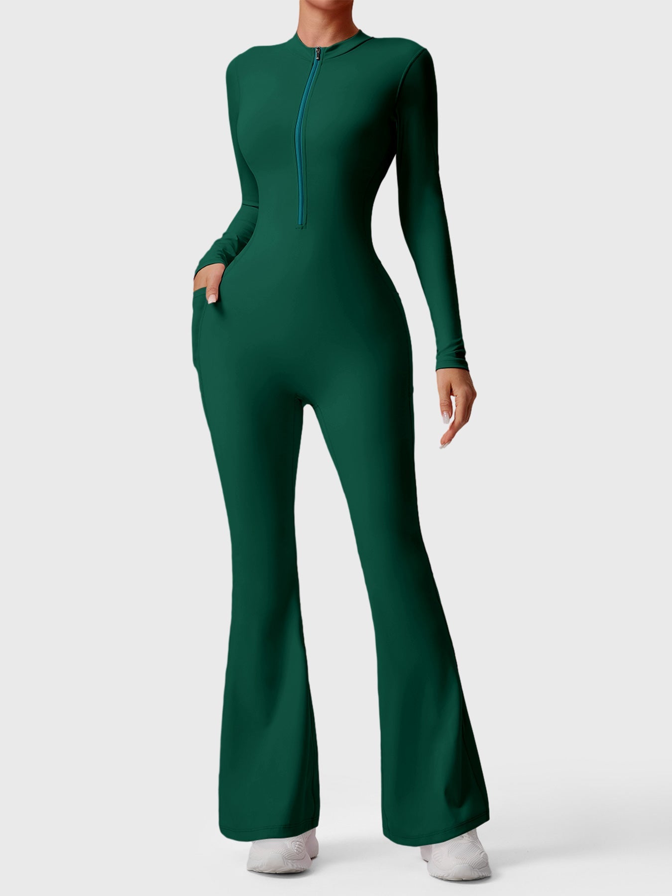 Utsvängd jumpsuit med lång ärm och dragkedja