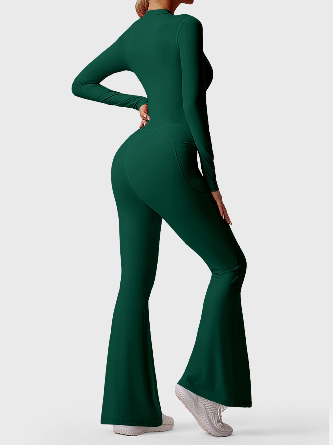 Utsvängd jumpsuit med lång ärm och dragkedja