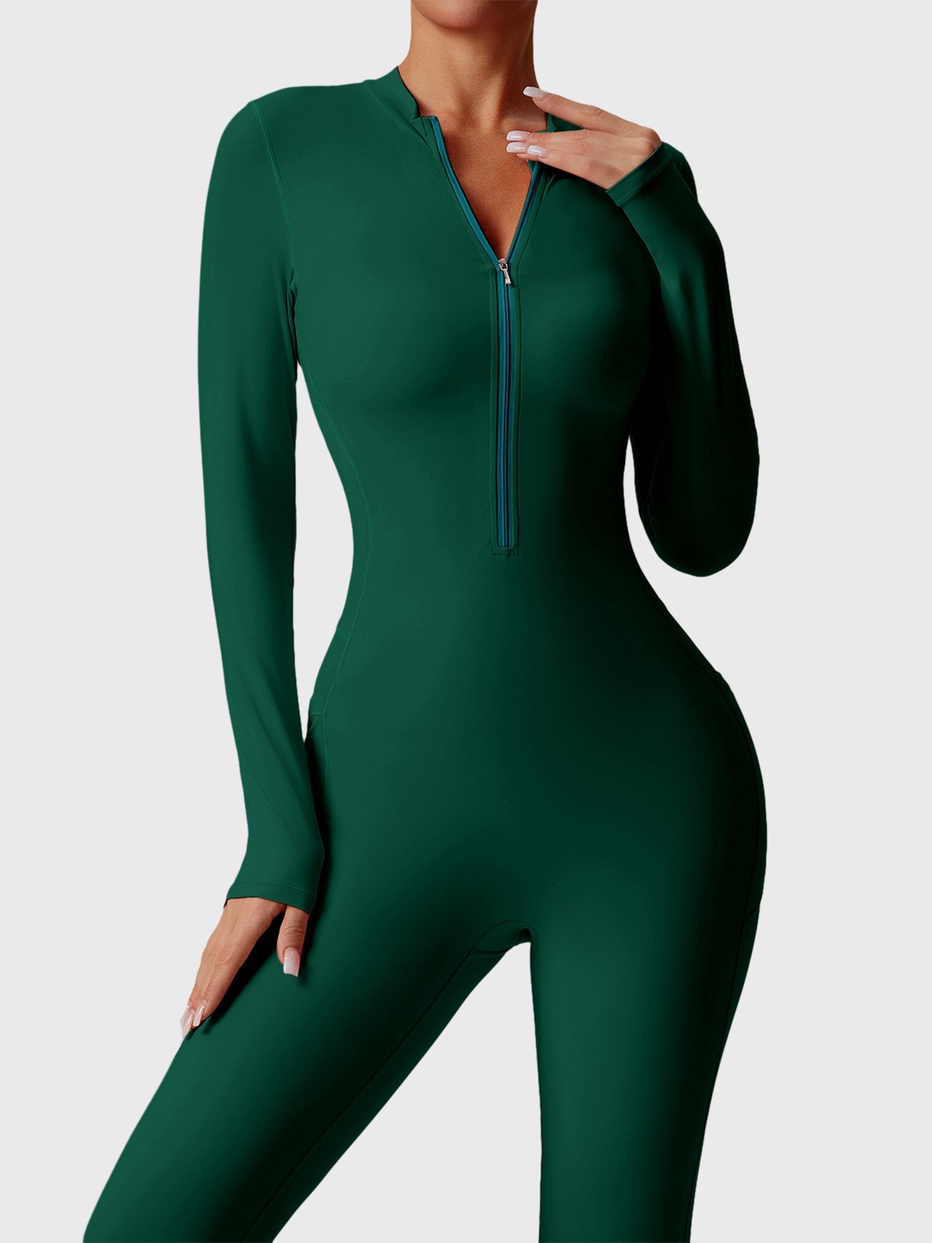 Utsvängd jumpsuit med lång ärm och dragkedja