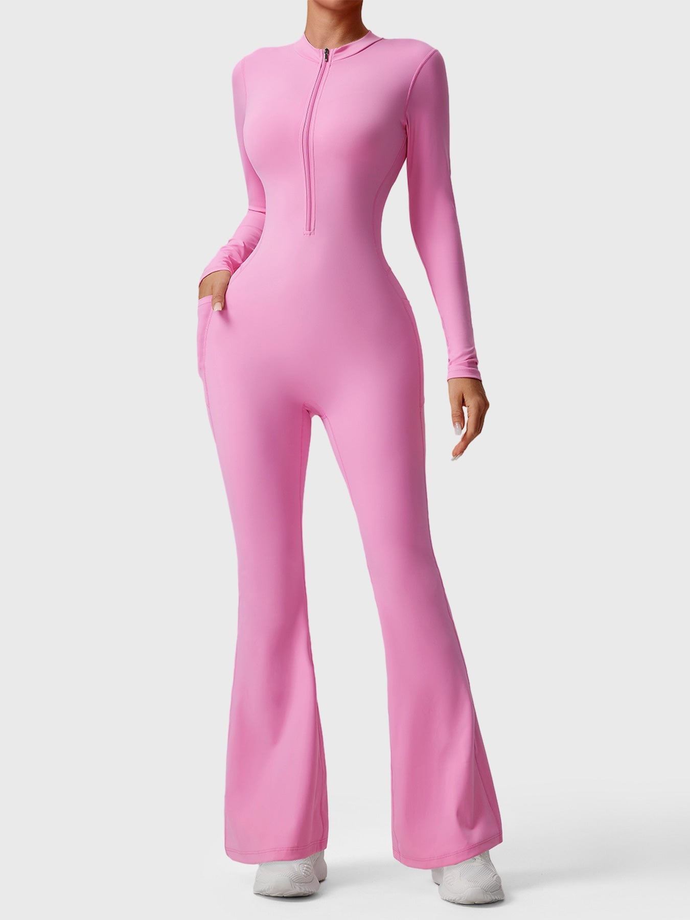 Utsvängd jumpsuit med lång ärm och dragkedja