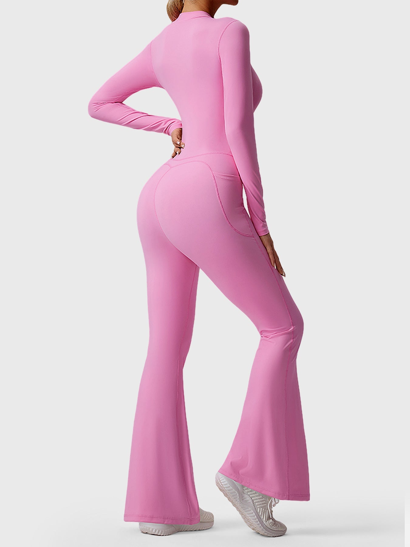 Utsvängd jumpsuit med lång ärm och dragkedja