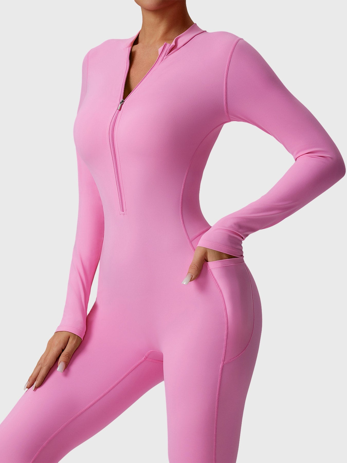 Utsvängd jumpsuit med lång ärm och dragkedja