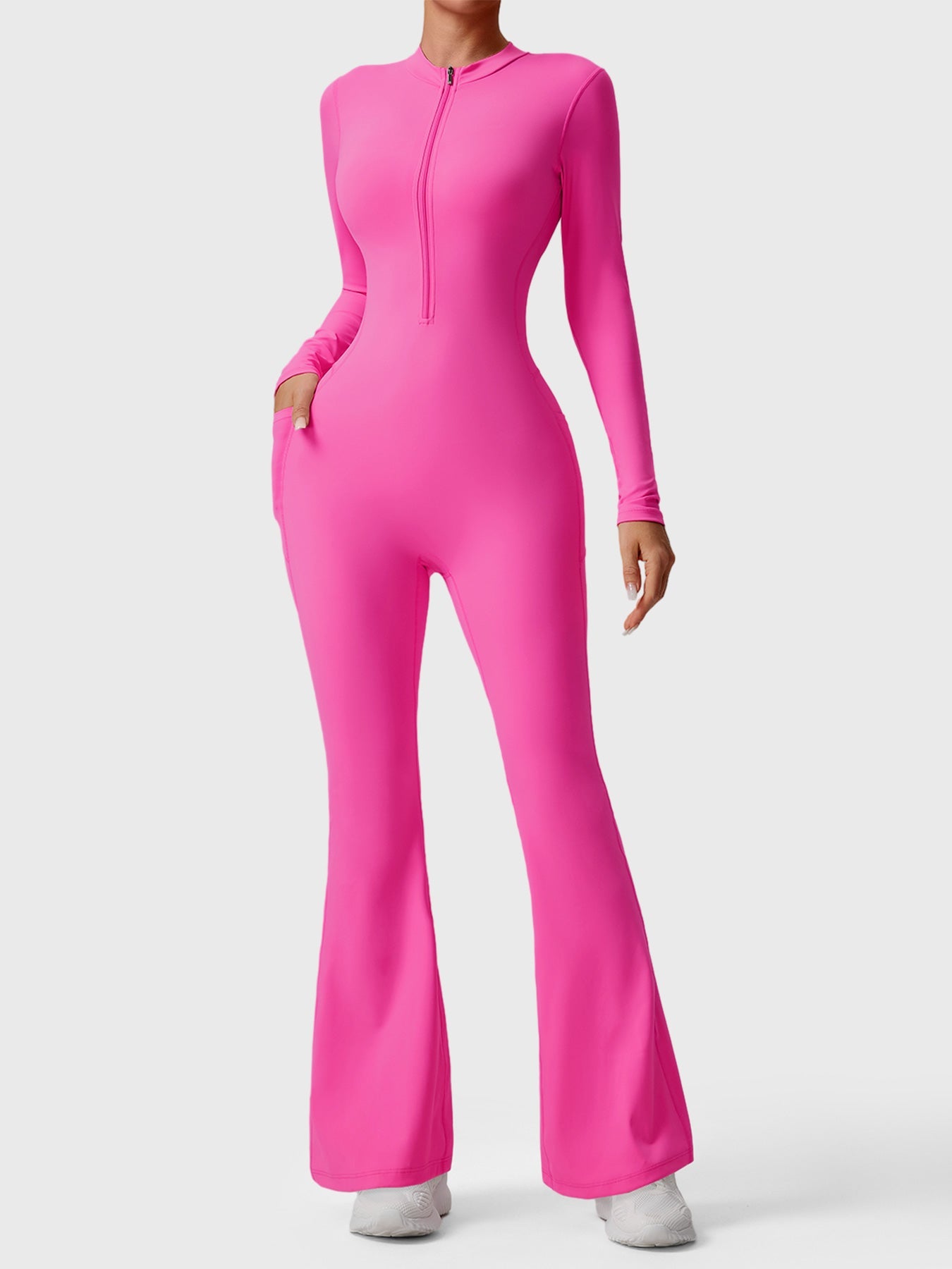 Utsvängd jumpsuit med lång ärm och dragkedja