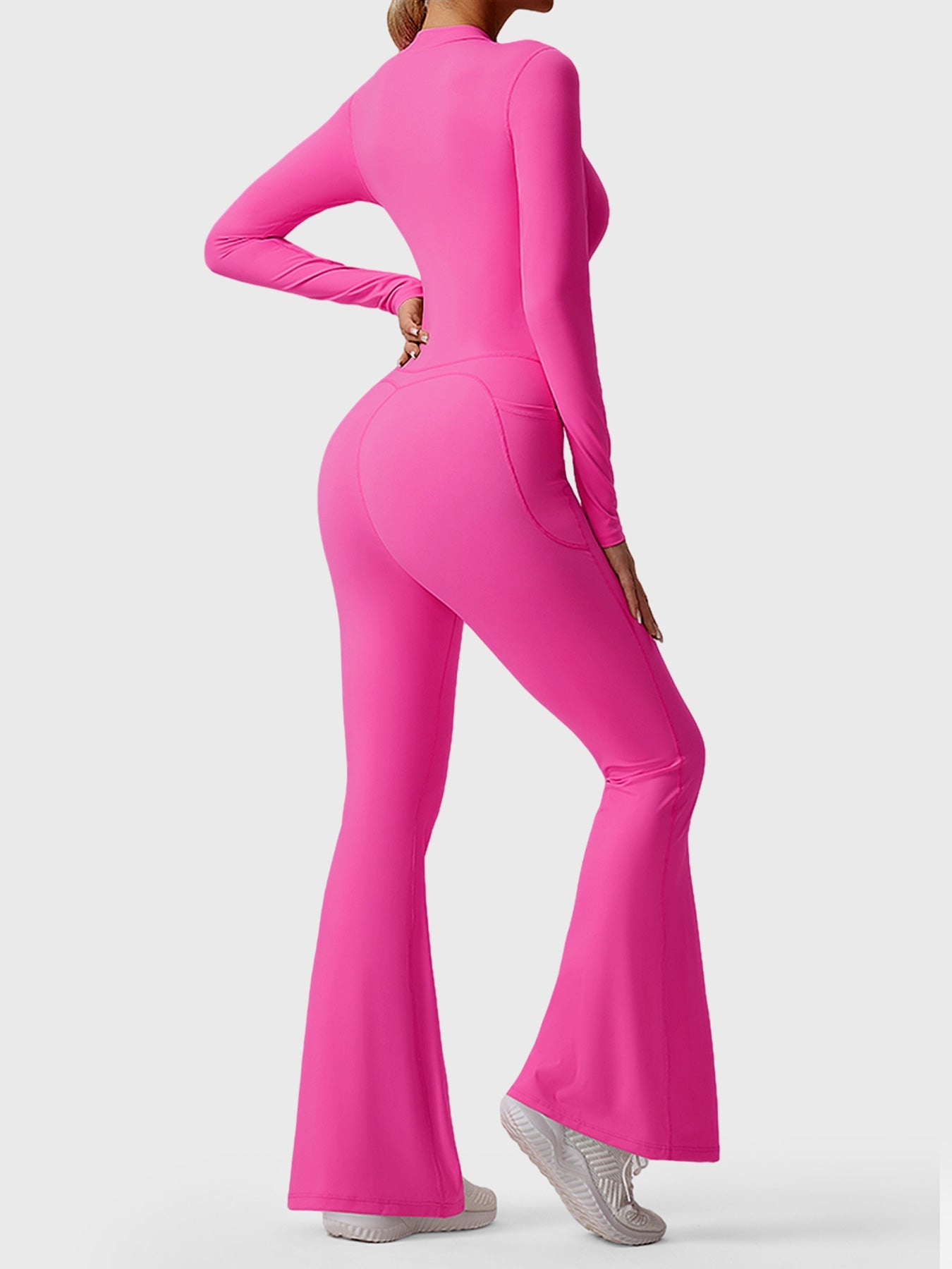 Utsvängd jumpsuit med lång ärm och dragkedja