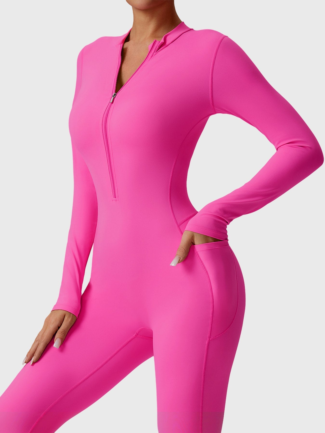 Utsvängd jumpsuit med lång ärm och dragkedja