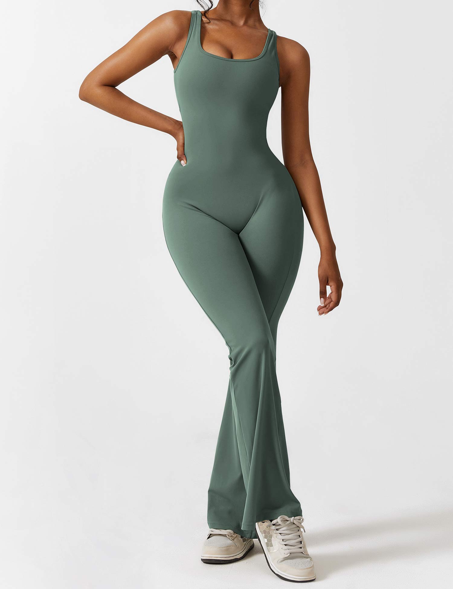 Jumpsuit med V-rygg och flärp