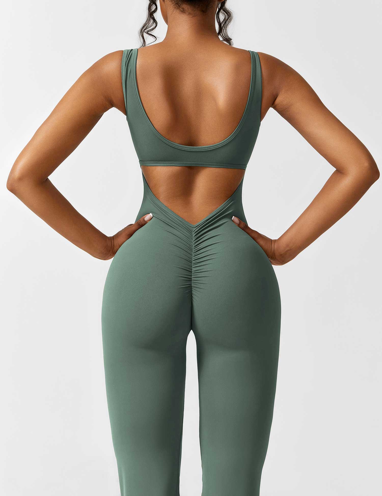 Jumpsuit med V-rygg och flärp