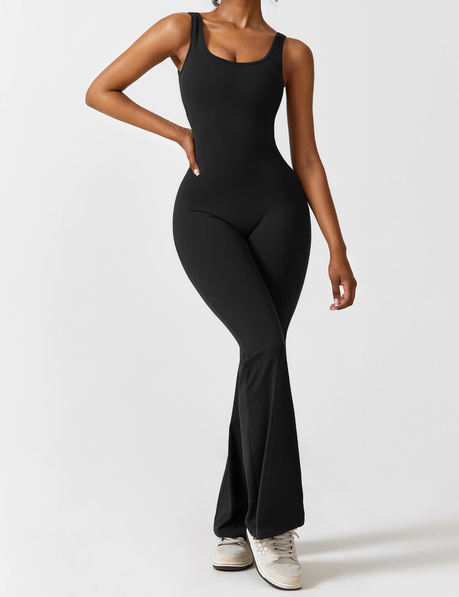 Jumpsuit med V-rygg och flärp