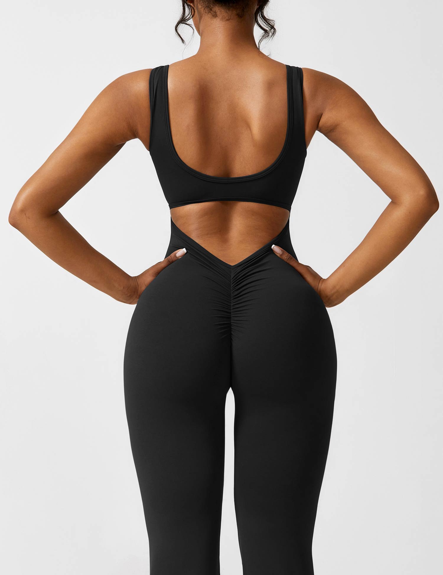 Jumpsuit med V-rygg och flärp