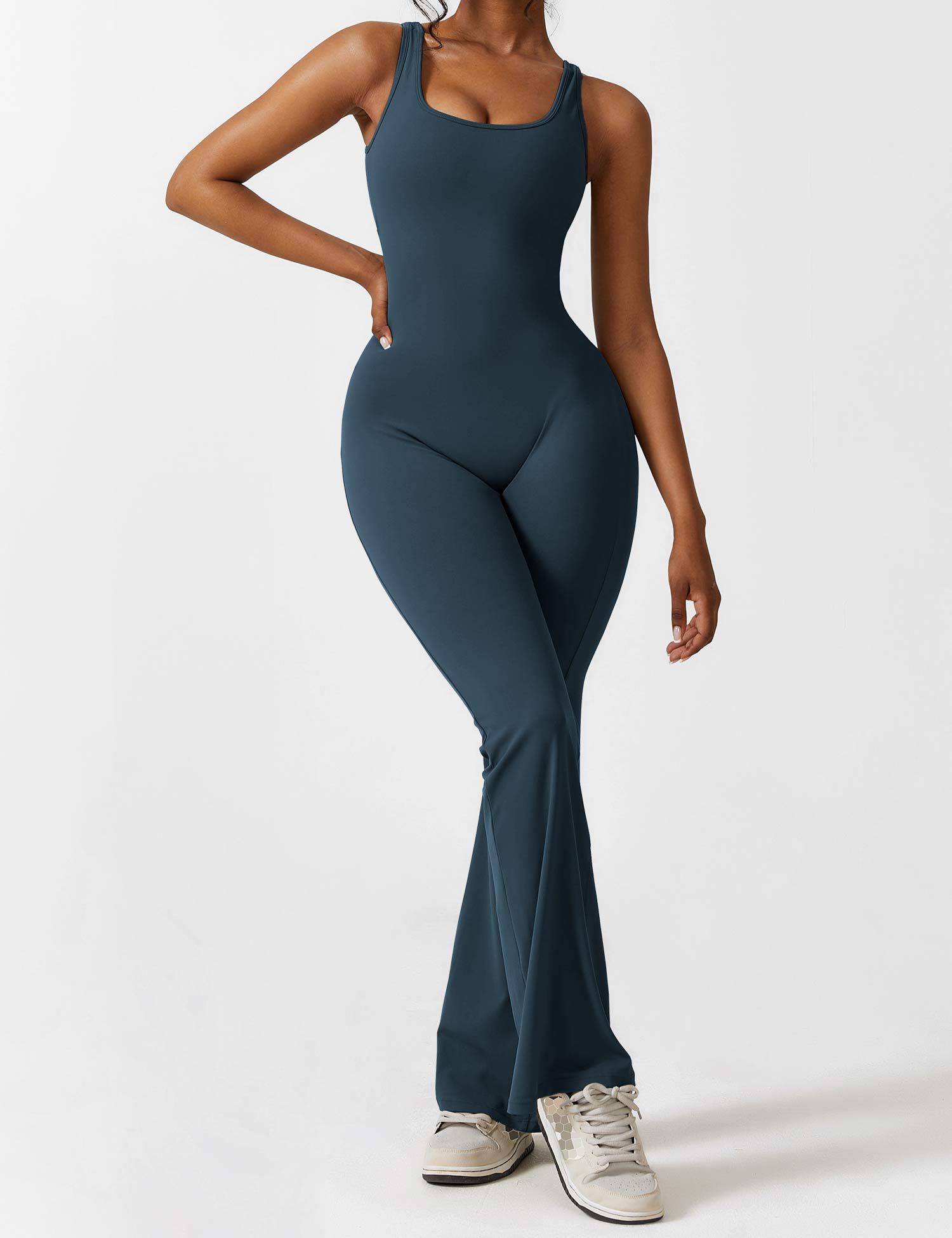 Jumpsuit med V-rygg och flärp