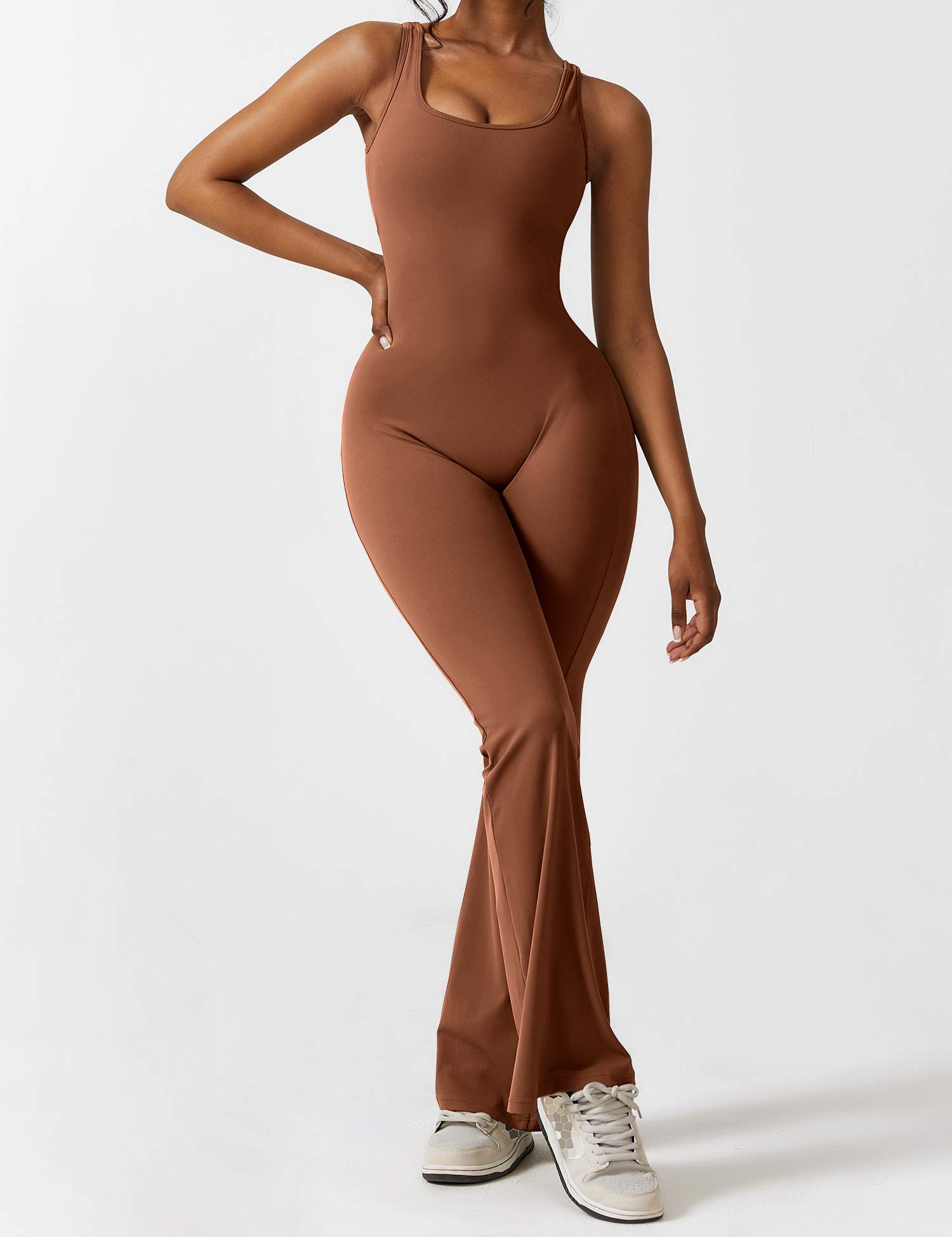 Jumpsuit med V-rygg och flärp