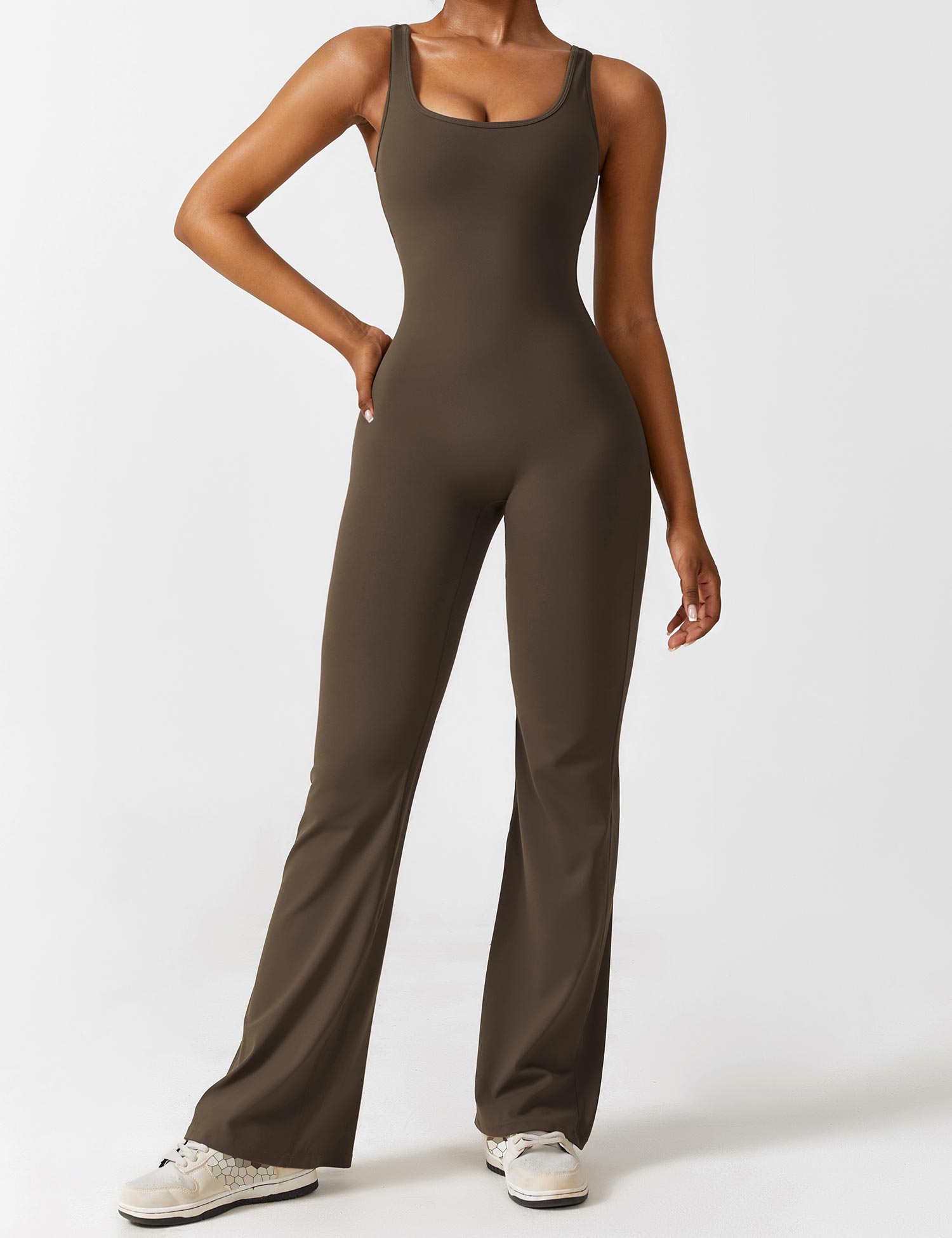 Jumpsuit med V-rygg och flärp