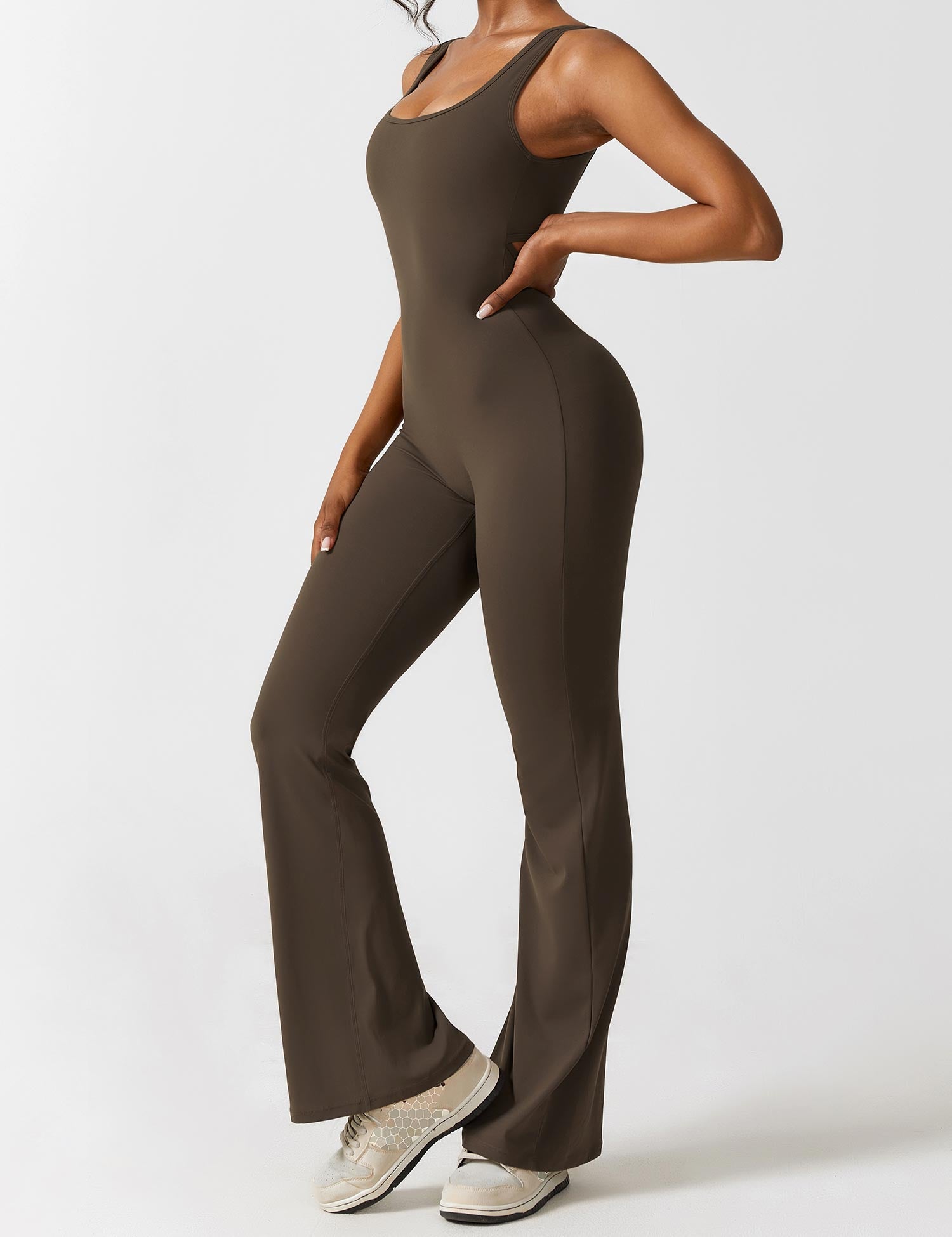 Jumpsuit med V-rygg och flärp