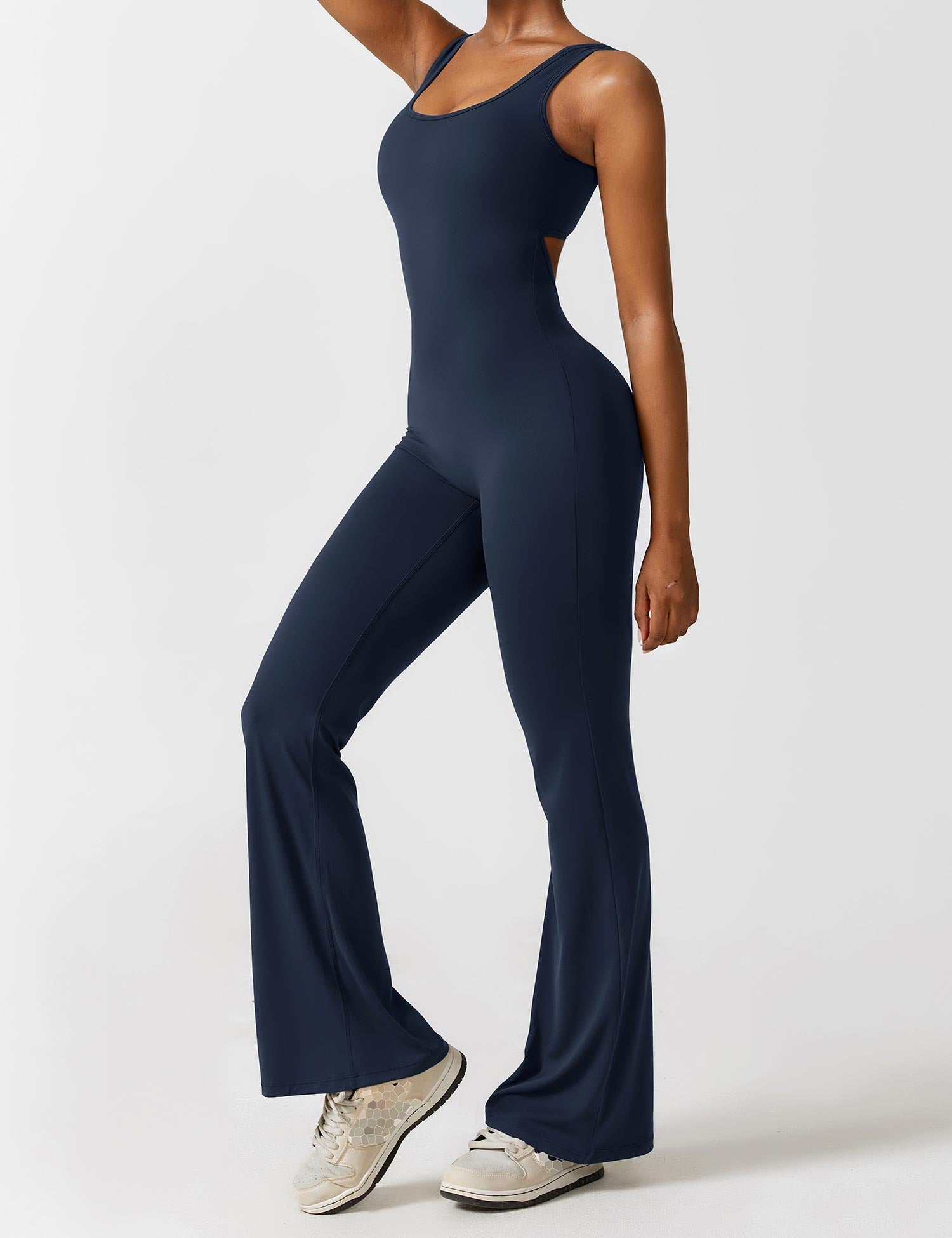 Jumpsuit med V-rygg och flärp