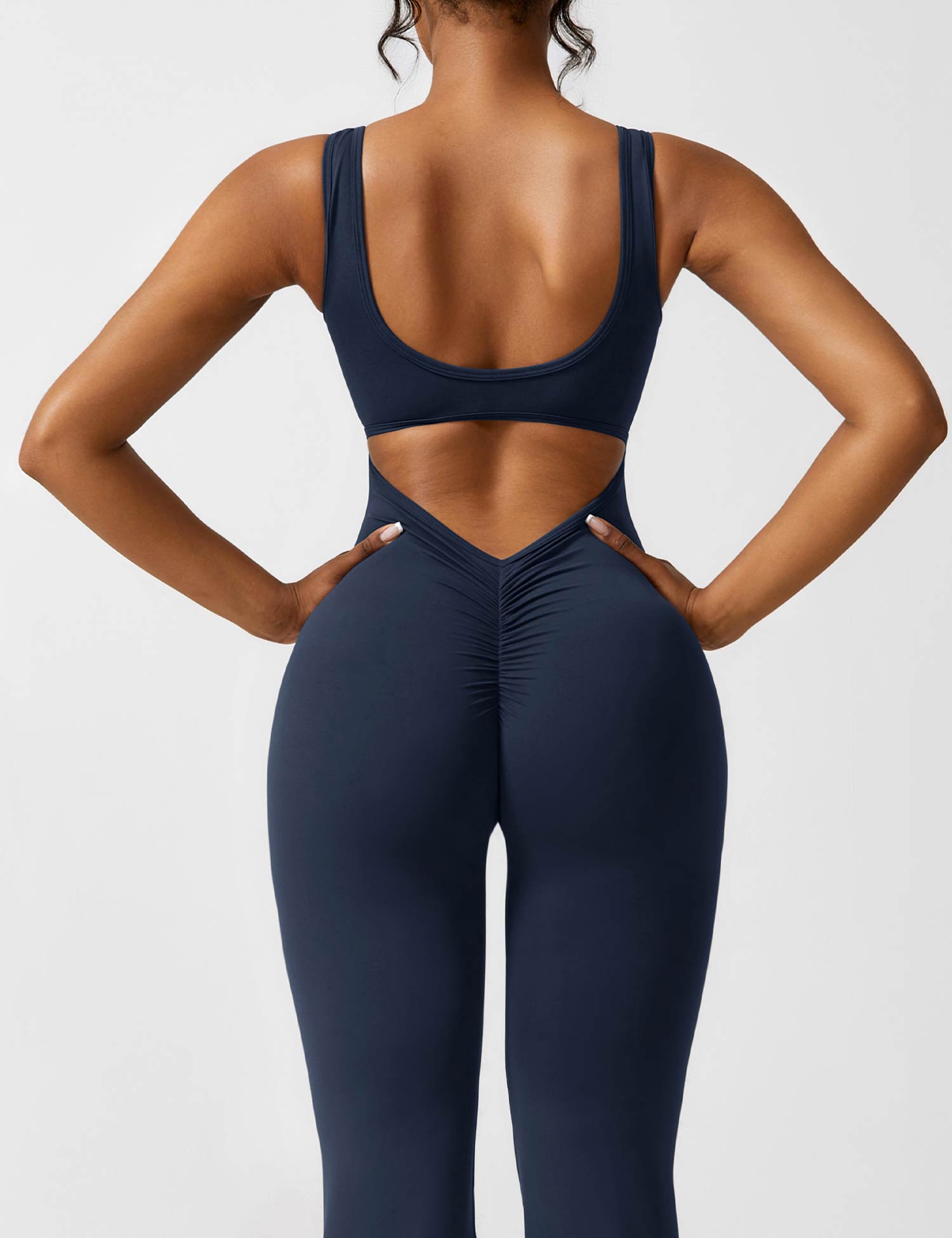 Jumpsuit med V-rygg och flärp