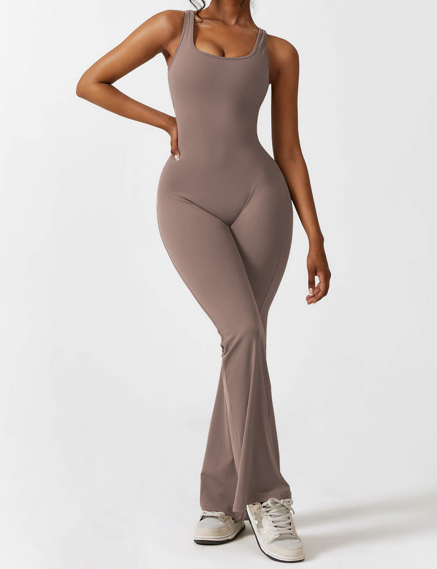 Jumpsuit med V-rygg och flärp