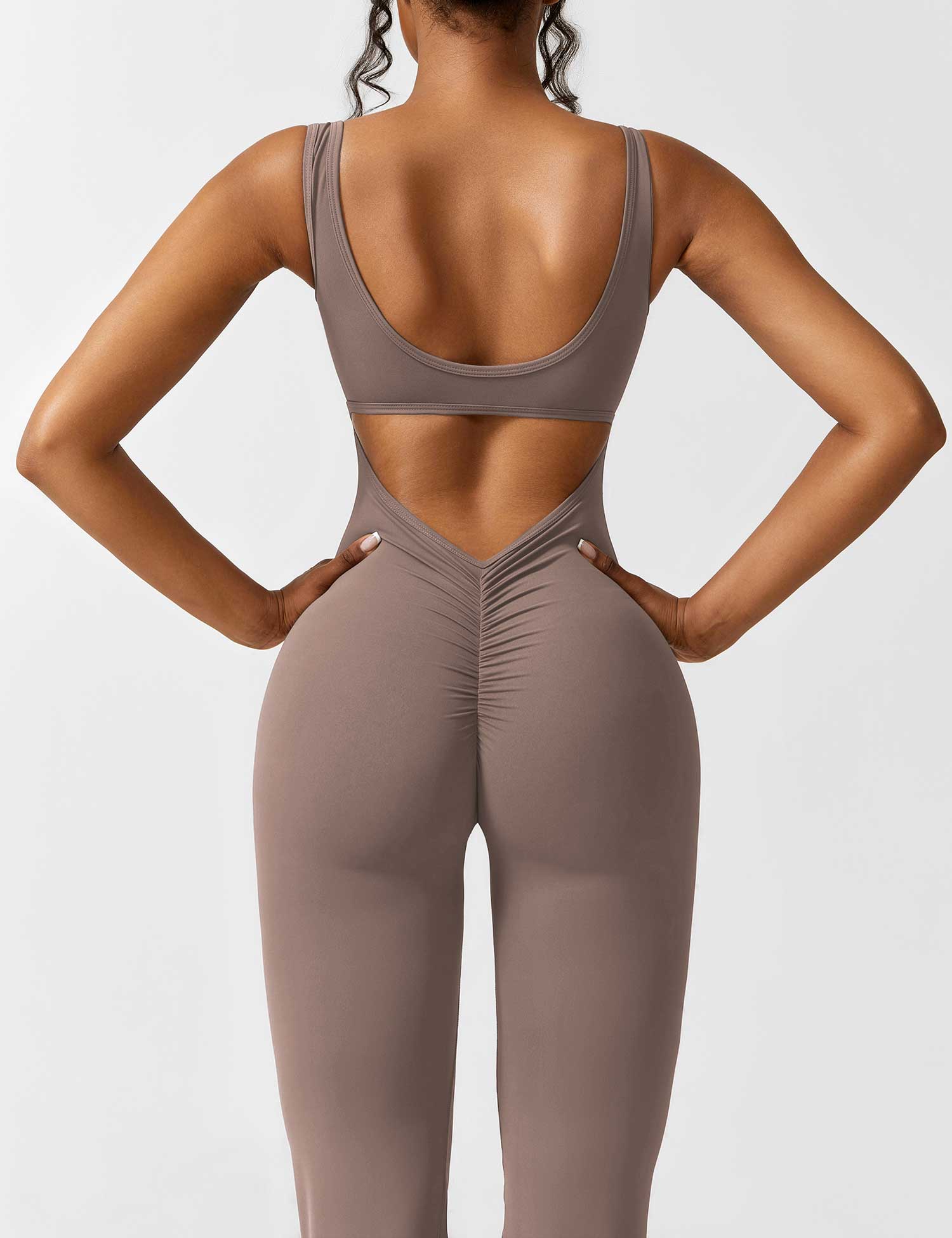 Jumpsuit med V-rygg och flärp