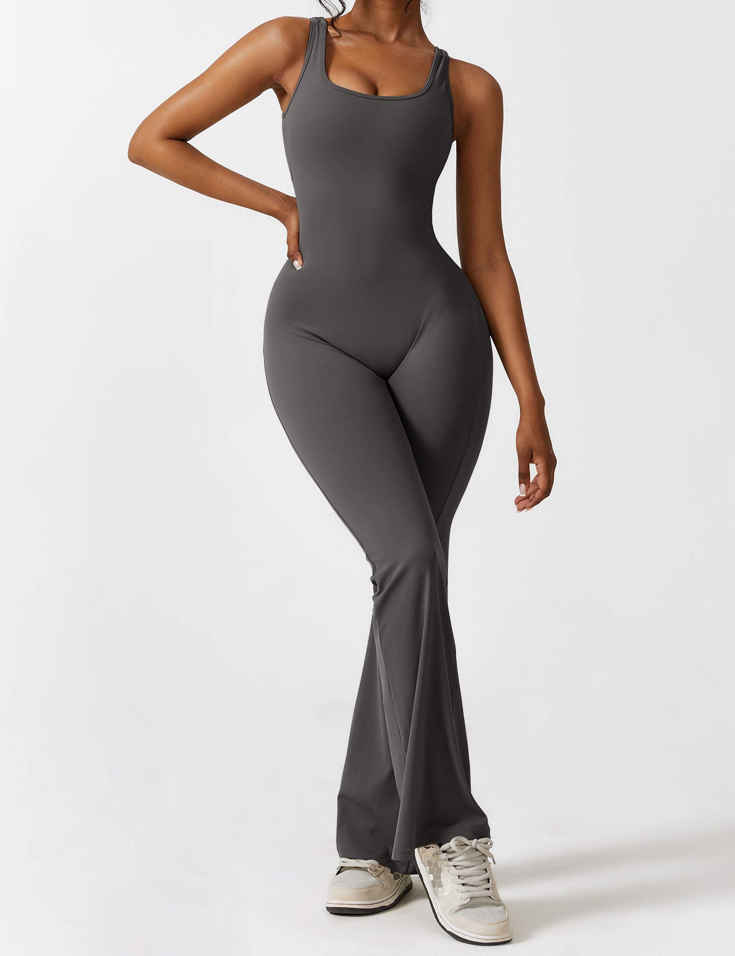 Jumpsuit med V-rygg och flärp