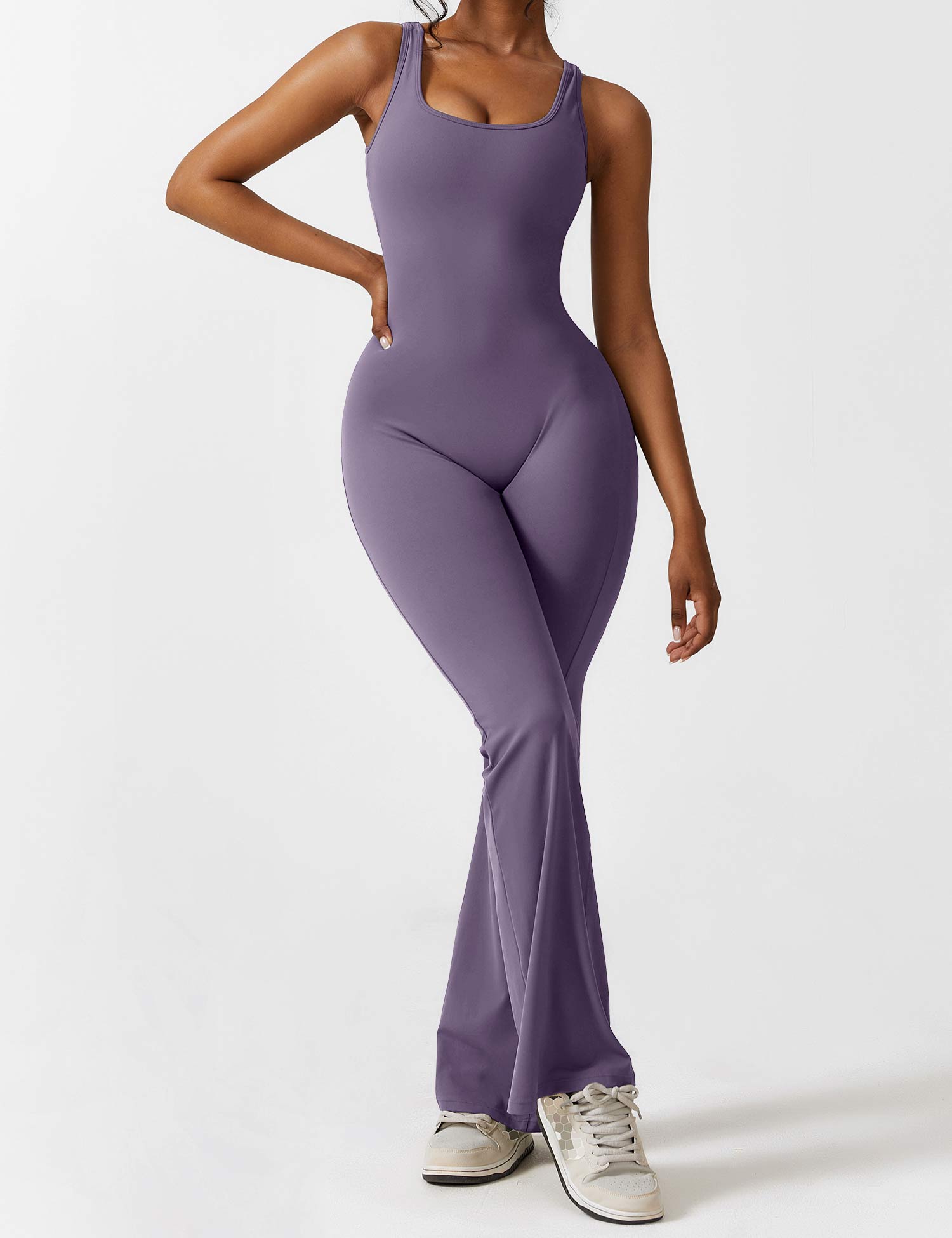Jumpsuit med V-rygg och flärp