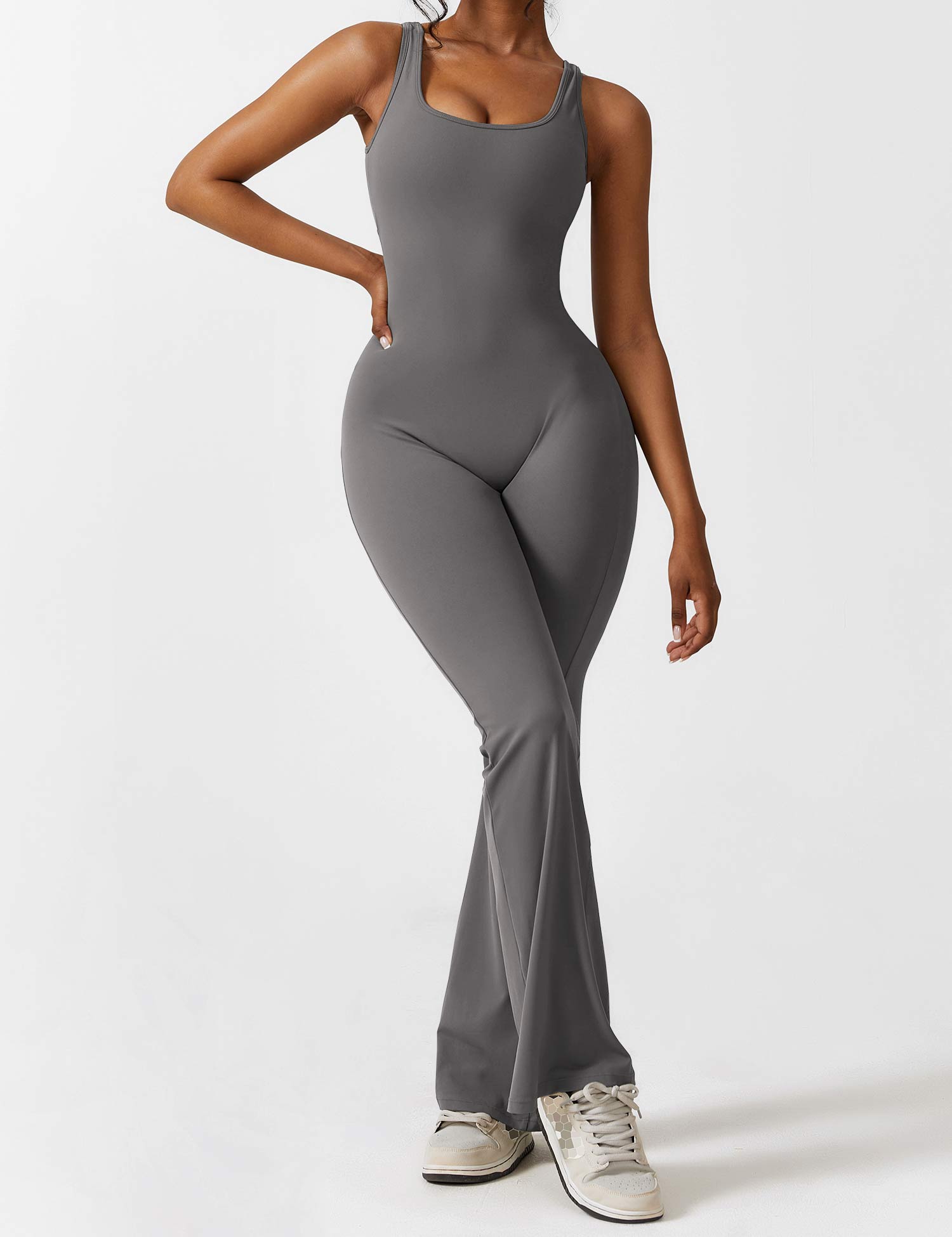 Jumpsuit med V-rygg och flärp