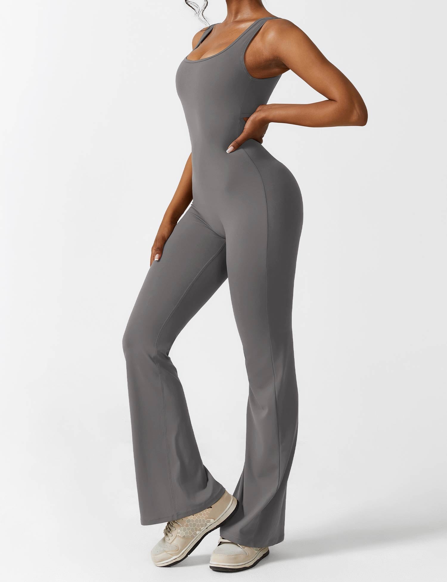 Jumpsuit med V-rygg och flärp