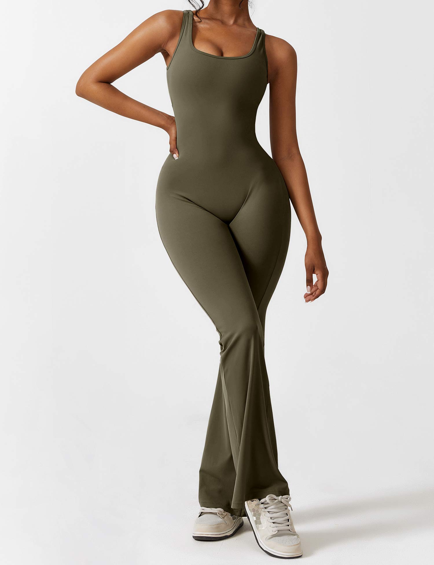 Jumpsuit med V-rygg och flärp
