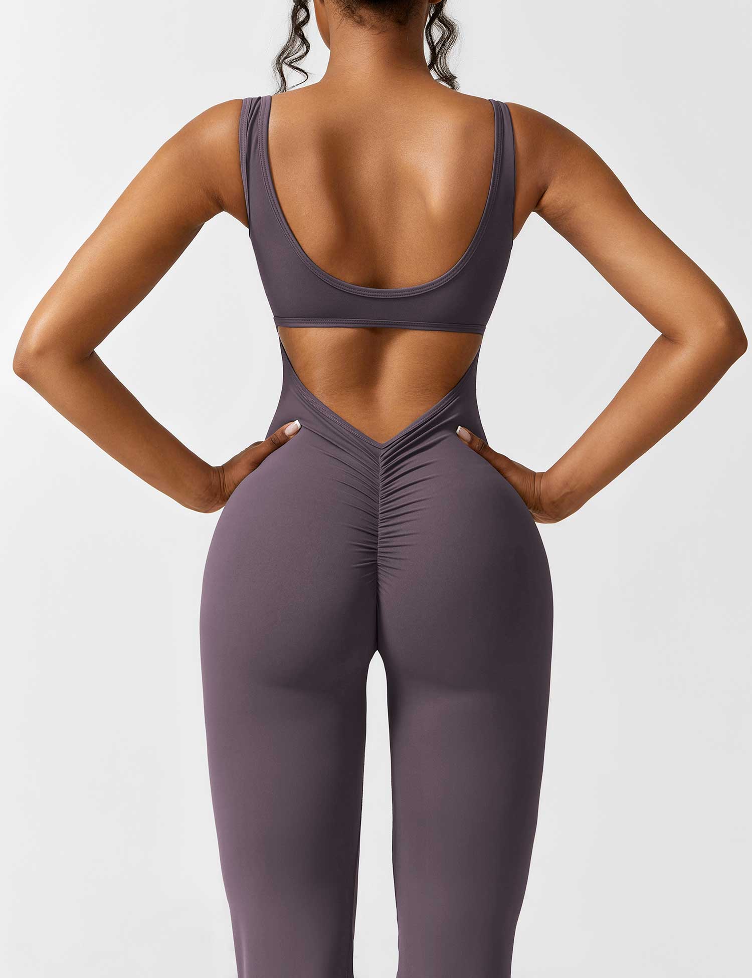 Jumpsuit med V-rygg och flärp